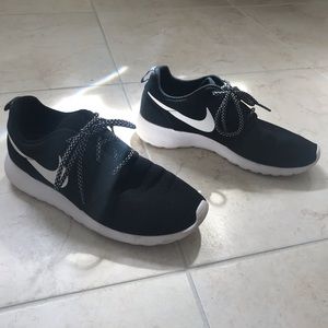 Black Nike Roshes
